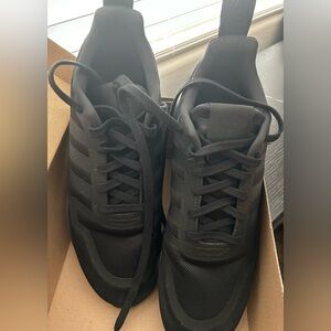 Men’s Adidas black tennis shoes